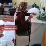 کمک مادر شهید کاشانی در تامین لباس مخصوص کادر درمانی بیمارستان