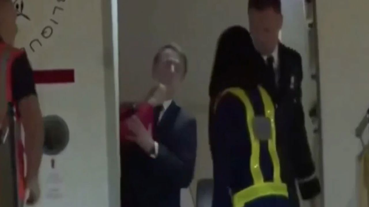 Macron’un Vietnam Ziyareti Gergin Başladı: Eşinden tokat yedi