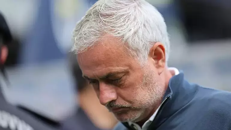 Fenerbahçe’de Jose Mourinho’dan Net Mesaj: “Bazı Ayrılıklar Olacak”